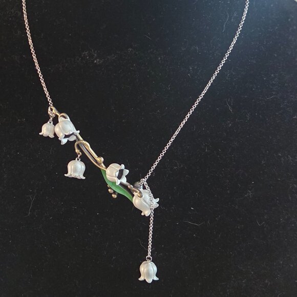 White hanging flower necklace with matching earings new in box - Picture 1 of 4